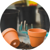 Outils de jardinage sur une table