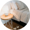 Schlafzimmer mit Deko und Bettwäsche in beigen und weißen Farbtönen