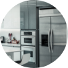 Küche mit Herd, Kühlschrank und Küchengeräten
